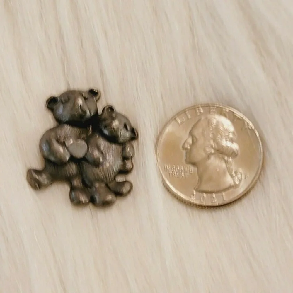 Vintage Pewter Teddy Bear Pin Heart 3D Textured Animal Zoo Figural 8272